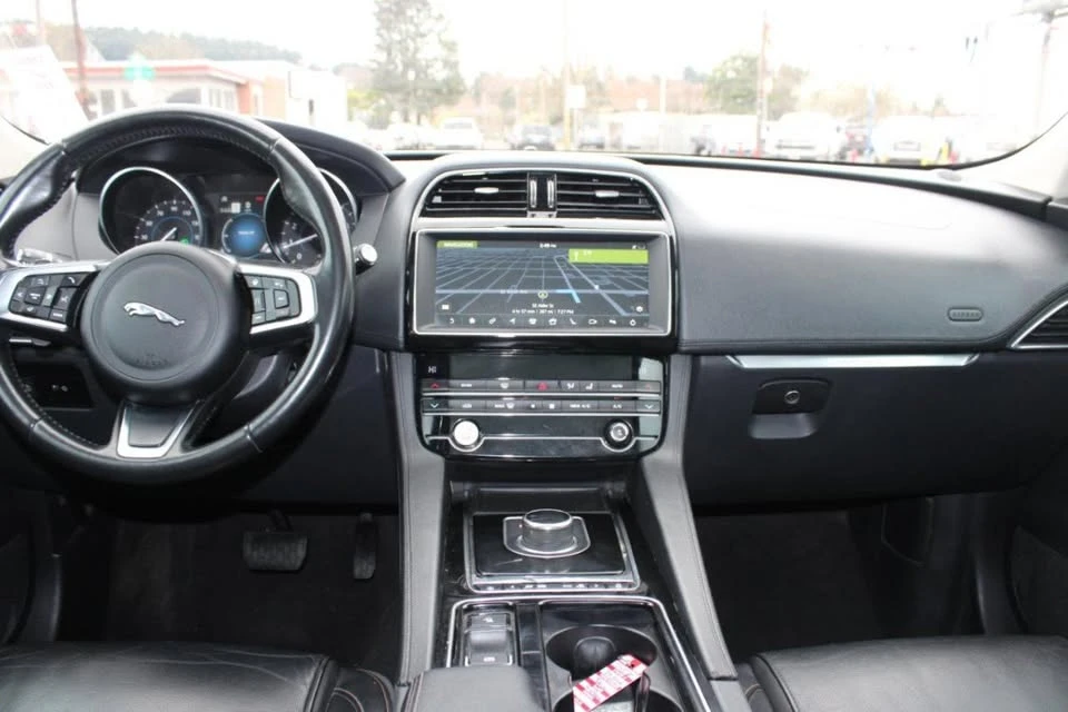 2020 Jaguar F-Pace - Image 10 of 17