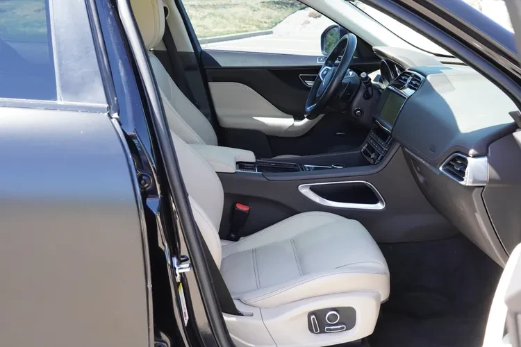 2020 Jaguar F-Pace - Image 11 of 16