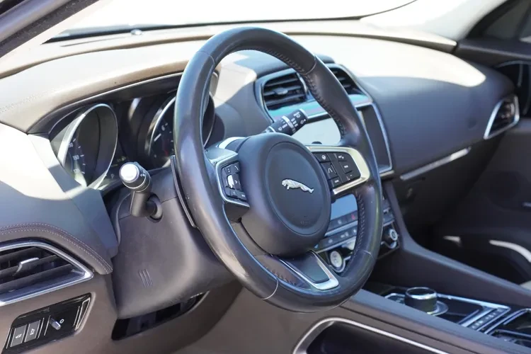 2020 Jaguar F-Pace - Image 7 of 16