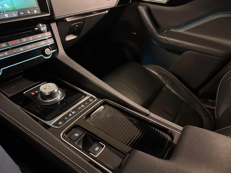 2020 Jaguar F-Pace - Image 14 of 17