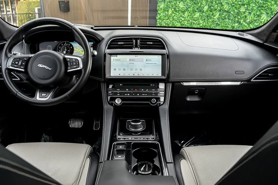 2020 Jaguar F-Pace - Image 8 of 15