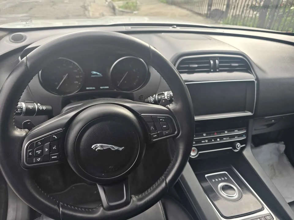 2020 Jaguar F-Pace - Image 8 of 10