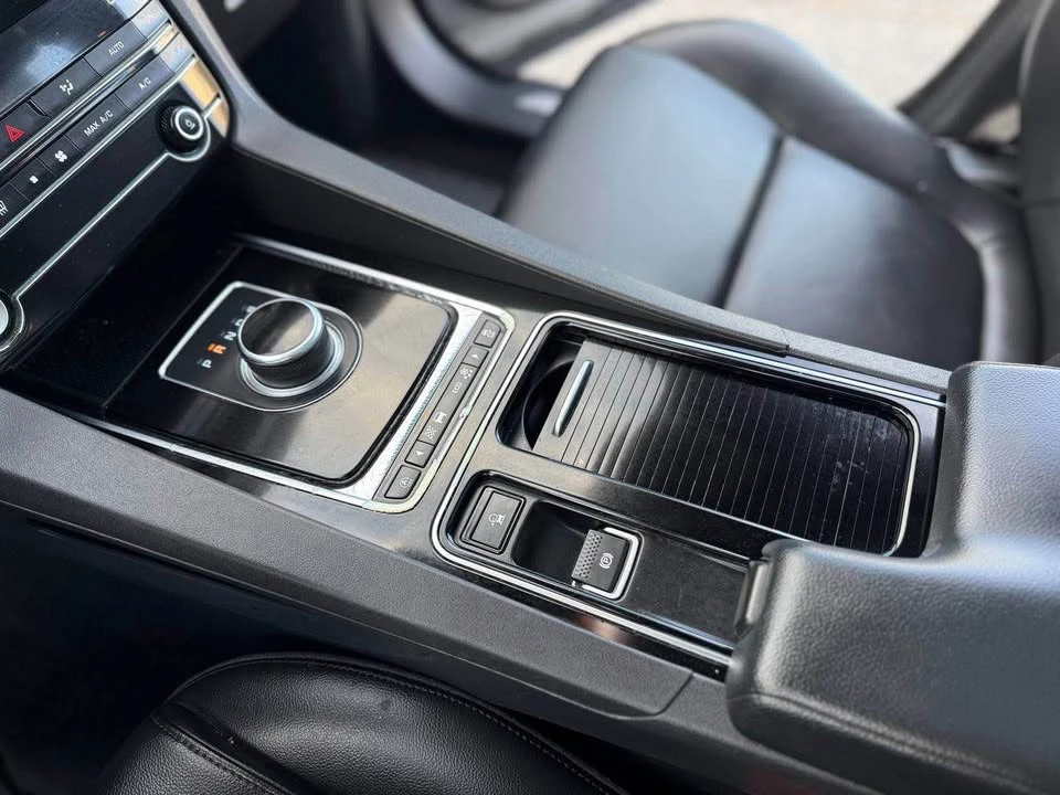 2020 Jaguar F-Pace - Image 14 of 19