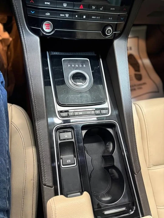 2020 Jaguar F-Pace - Image 13 of 18