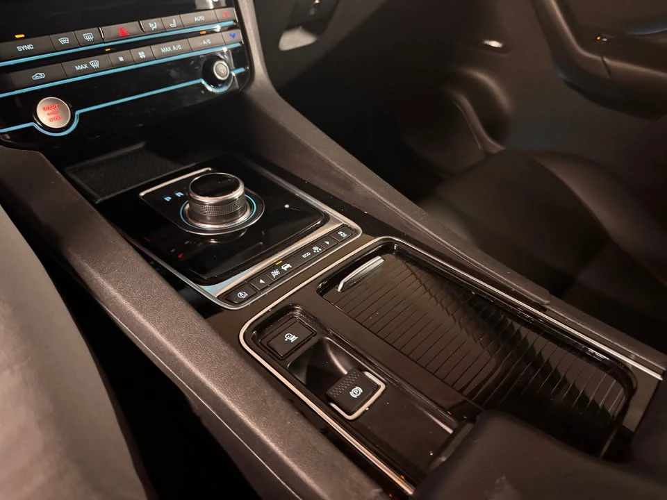 2020 Jaguar F-Pace - Image 14 of 16