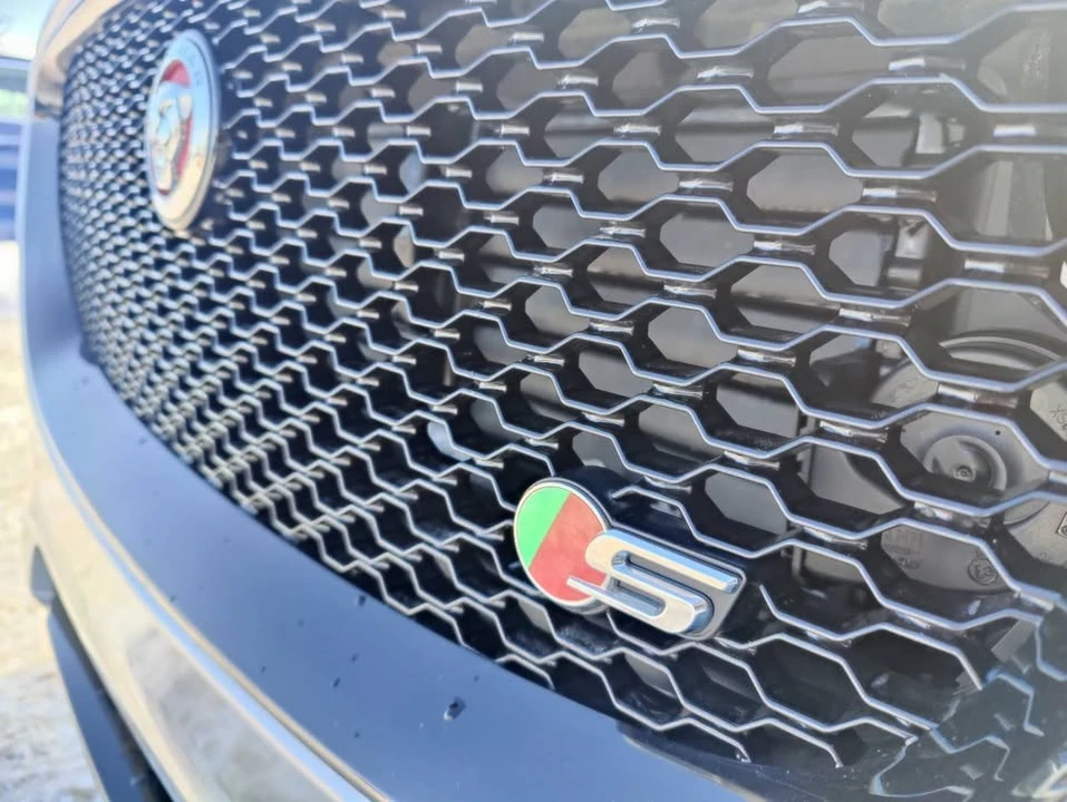 2020 Jaguar F-Pace - Image 9 of 16