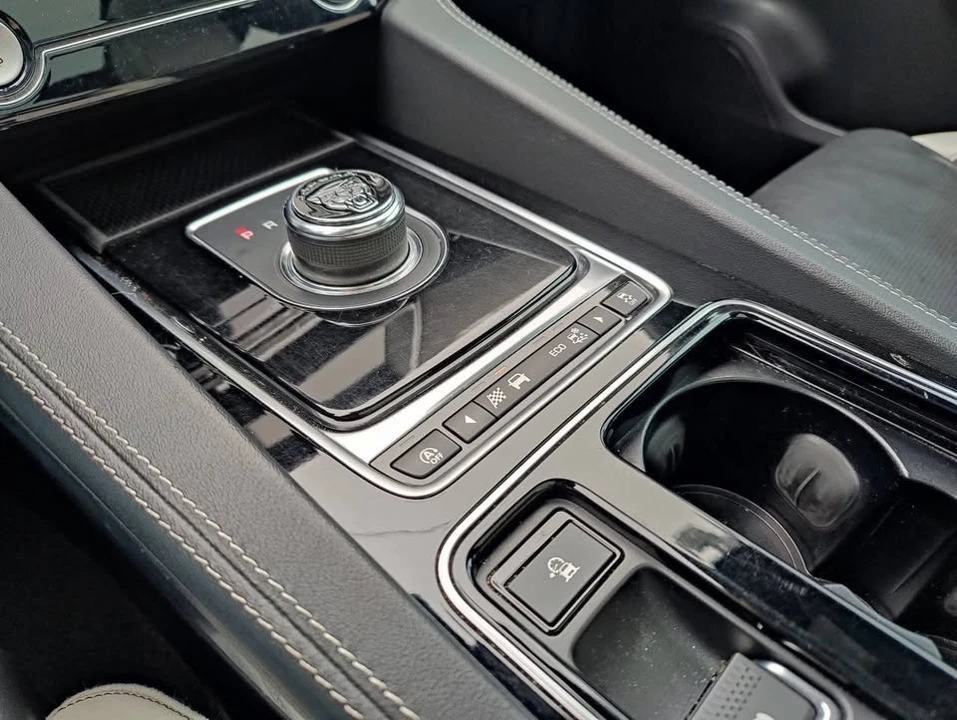 2020 Jaguar F-Pace - Image 16 of 17