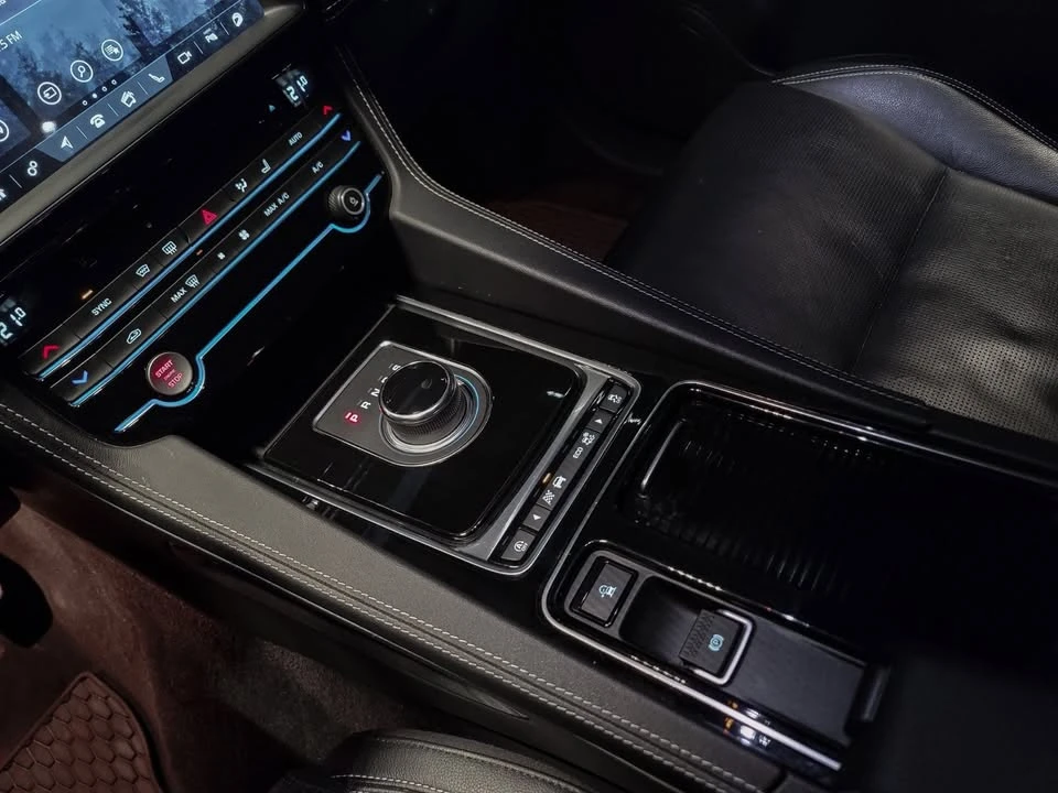 2020 Jaguar F-Pace - Image 14 of 16