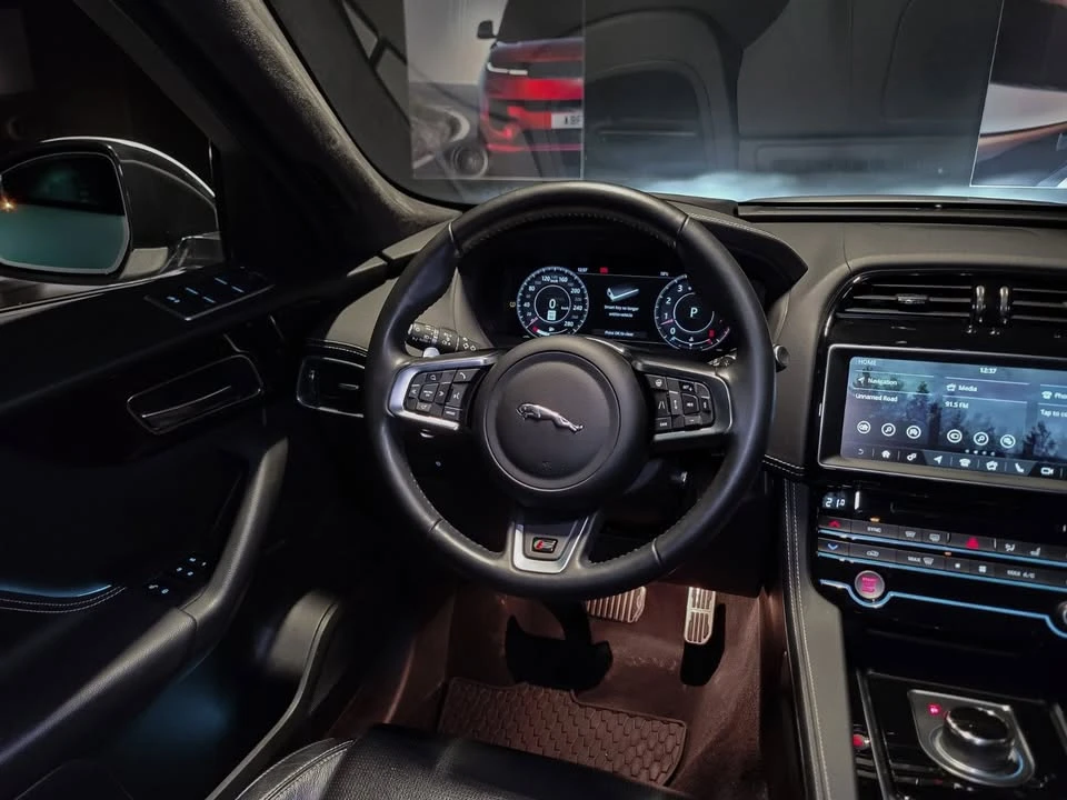2020 Jaguar F-Pace - Image 10 of 16