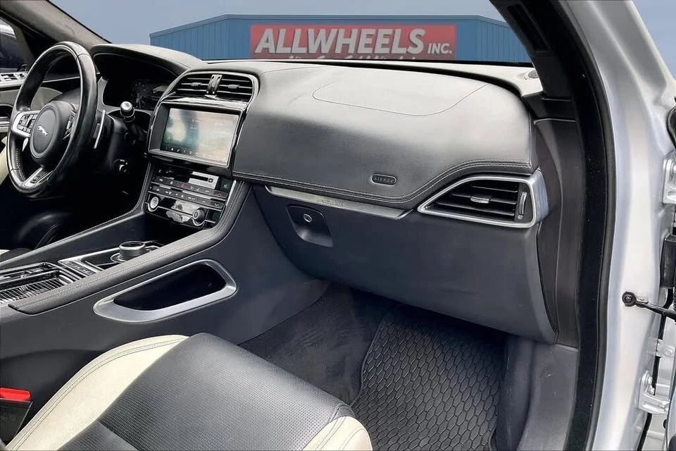 2020 Jaguar F-Pace - Image 15 of 20