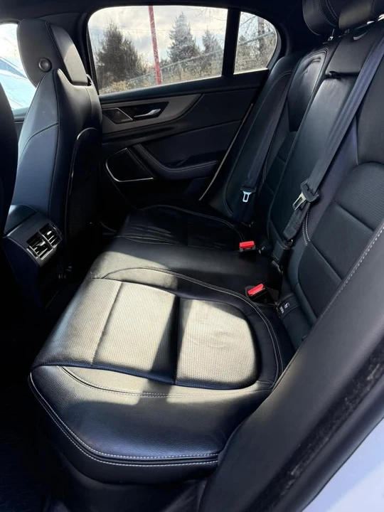 2020 Jaguar XE - Image 10 of 10