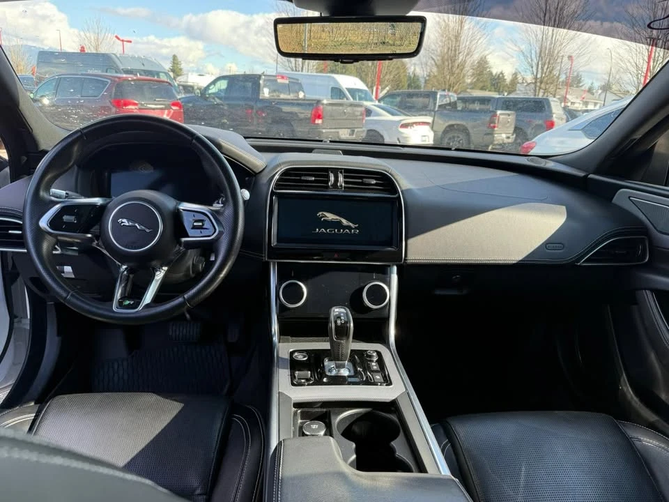 2020 Jaguar XE - Image 9 of 10