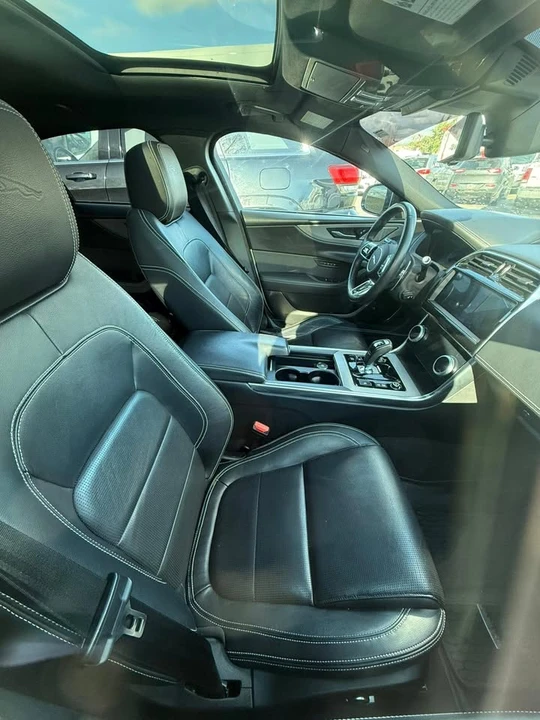 2020 Jaguar XE - Image 7 of 10
