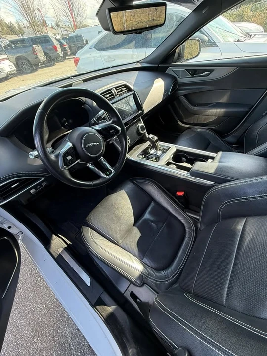 2020 Jaguar XE - Image 8 of 10