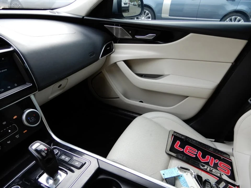 2020 Jaguar XE - Image 15 of 20