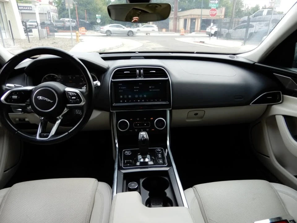 2020 Jaguar XE - Image 17 of 20