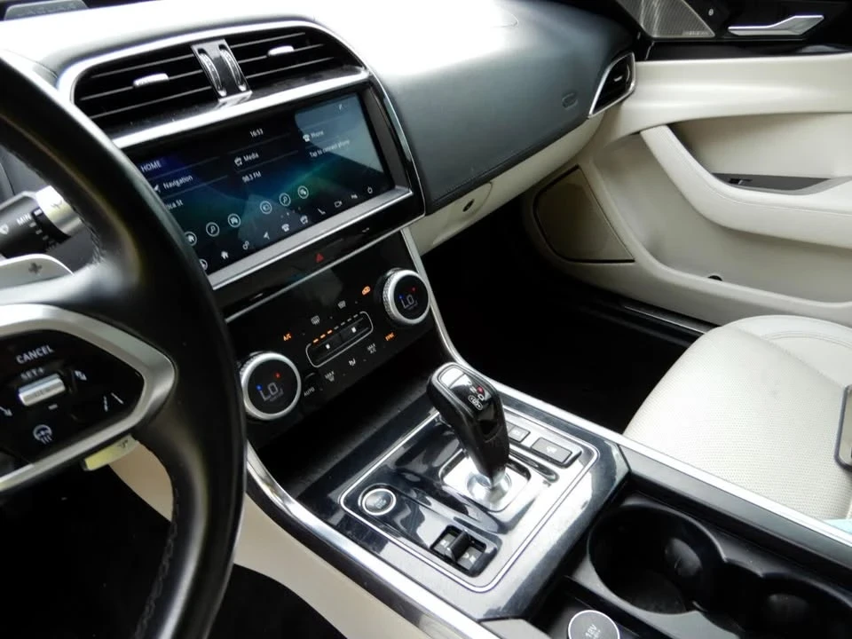 2020 Jaguar XE - Image 14 of 20
