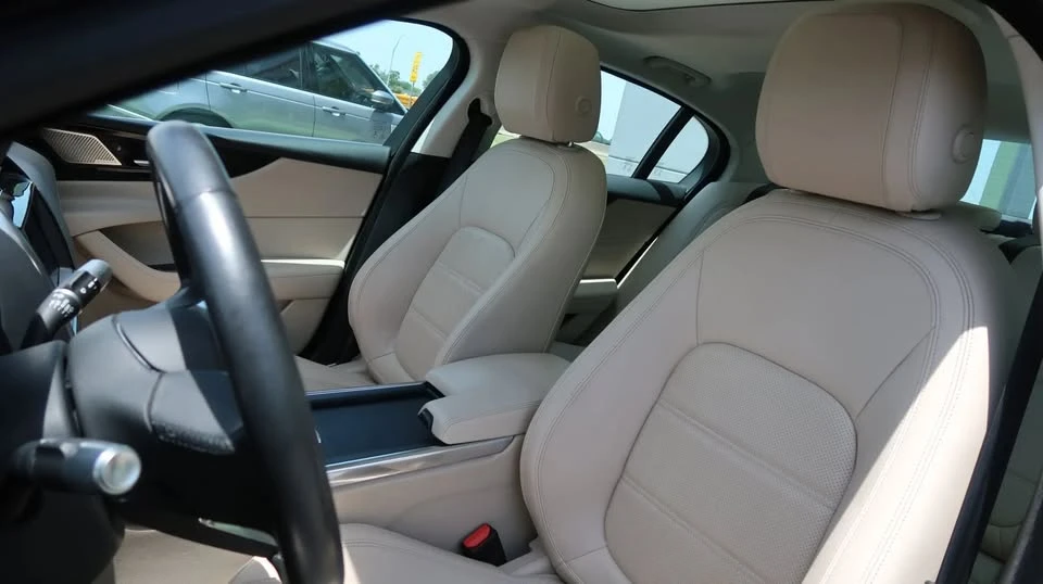2020 Jaguar XE - Image 17 of 20