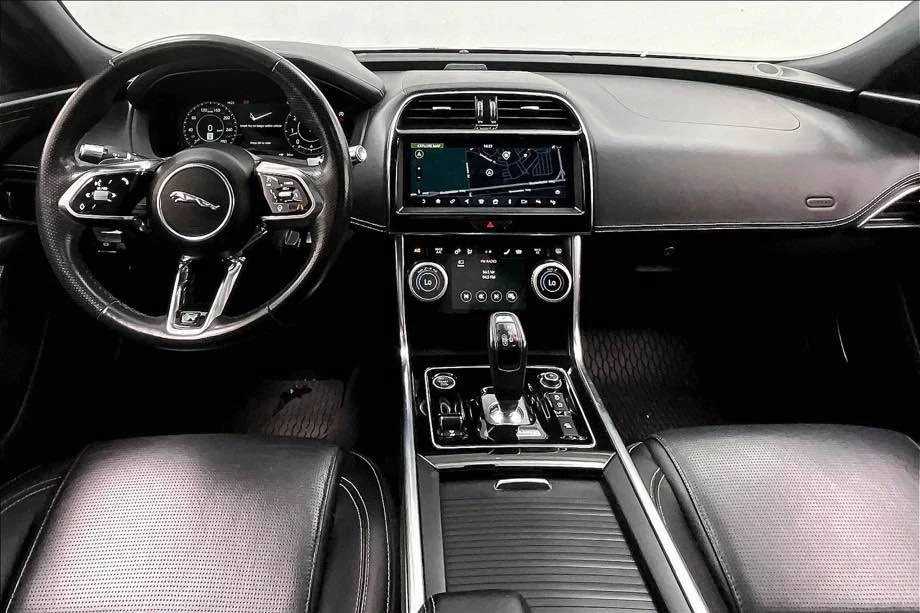 2020 Jaguar XE - Image 4 of 5