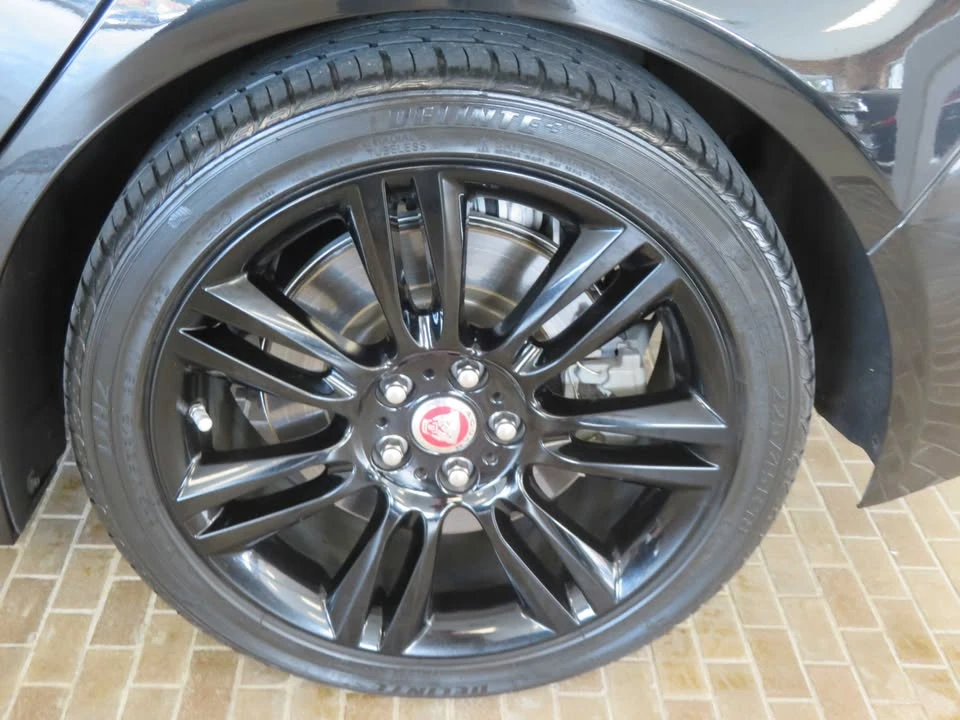 2020 Jaguar XE - Image 8 of 19