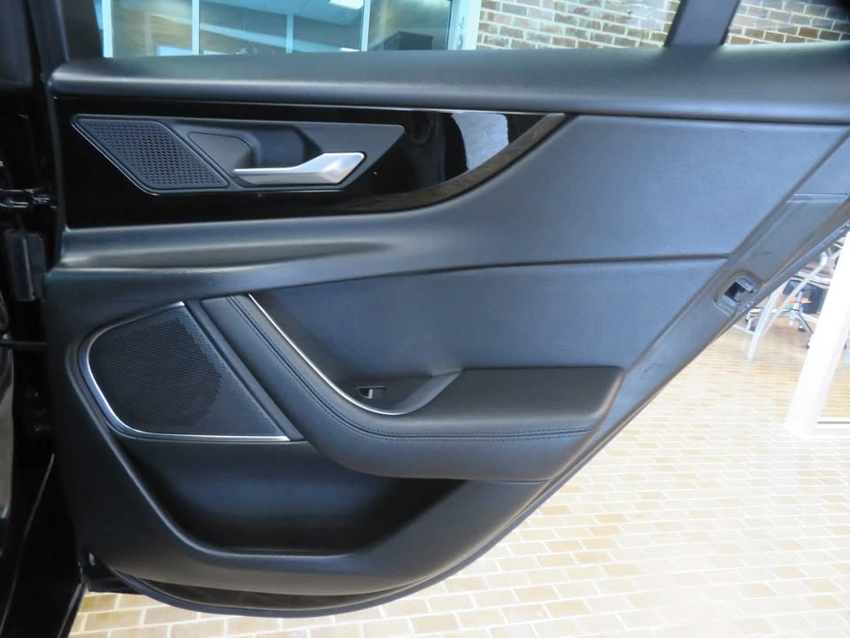 2020 Jaguar XE - Image 19 of 19
