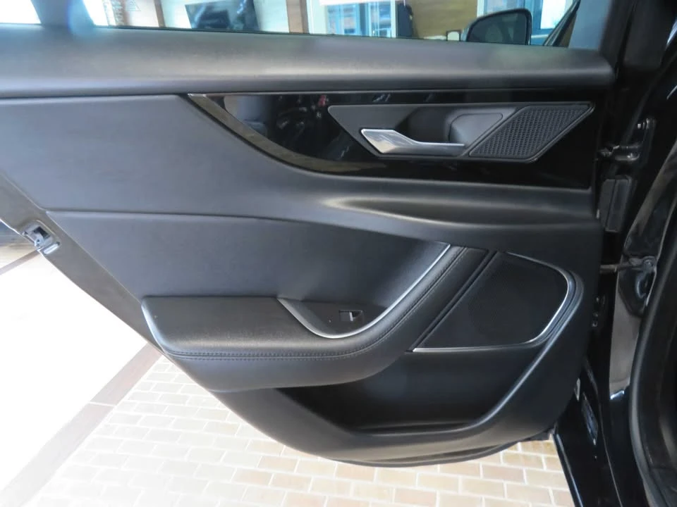 2020 Jaguar XE - Image 16 of 19
