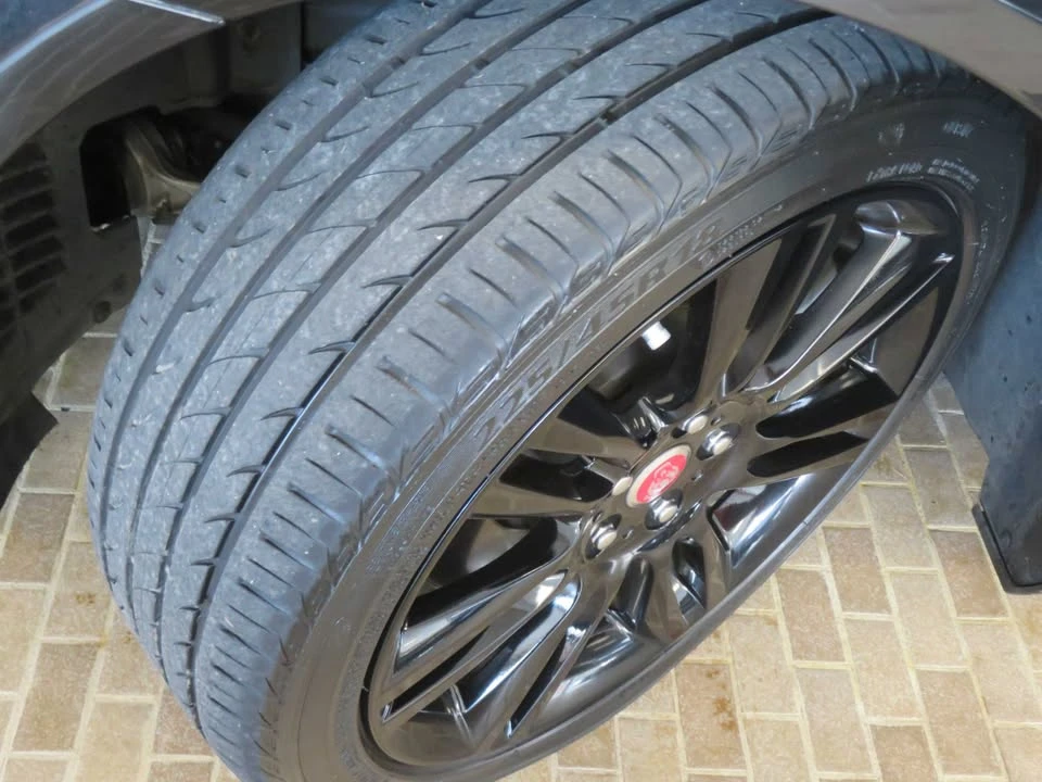 2020 Jaguar XE - Image 11 of 19