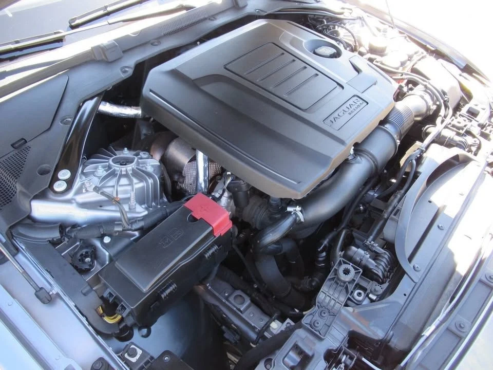 2020 Jaguar XE - Image 13 of 20