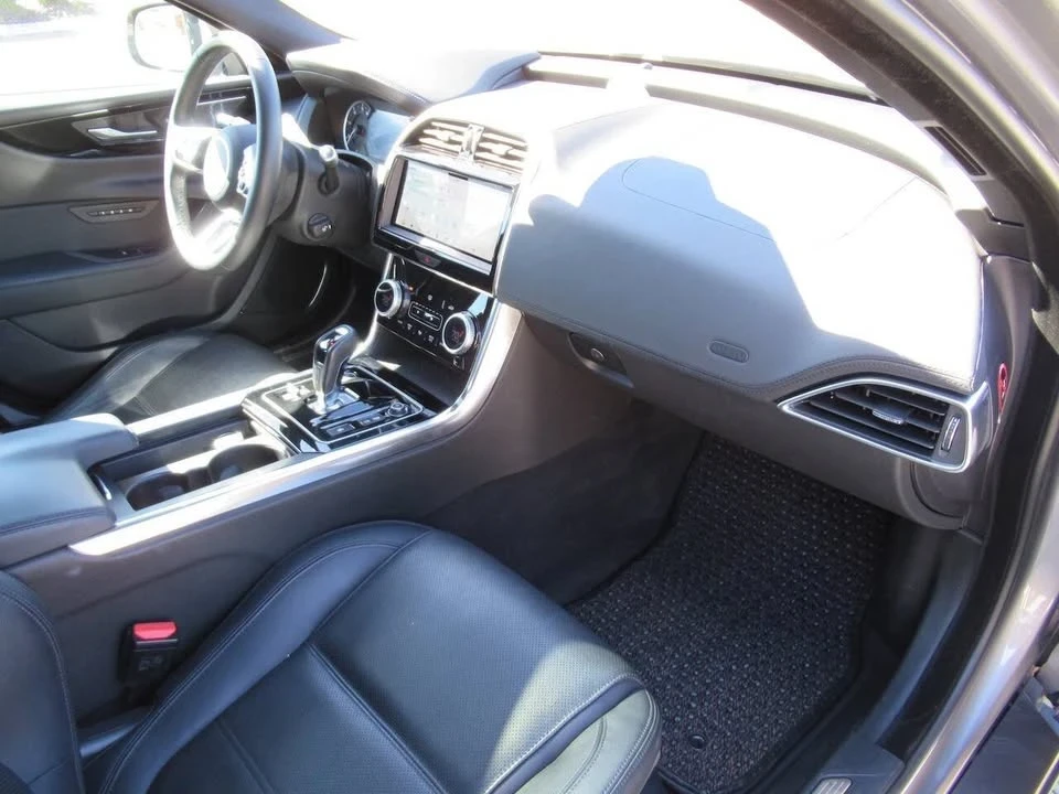 2020 Jaguar XE - Image 7 of 20