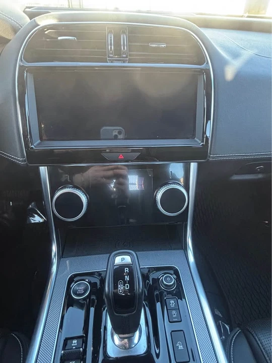 2020 Jaguar XE - Image 10 of 16