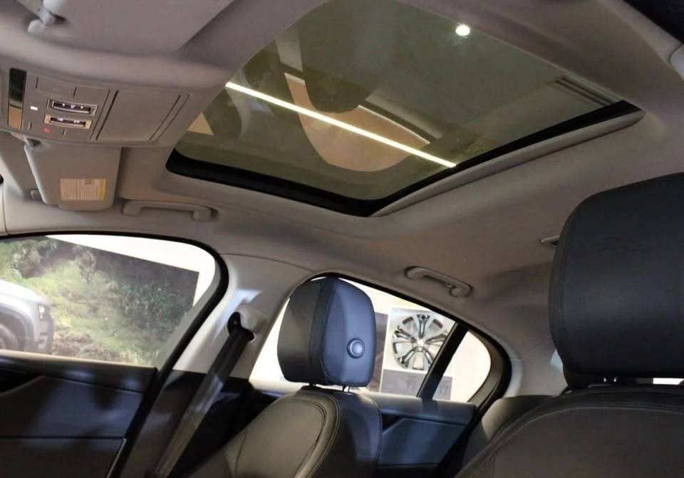 2020 Jaguar XE - Image 6 of 10