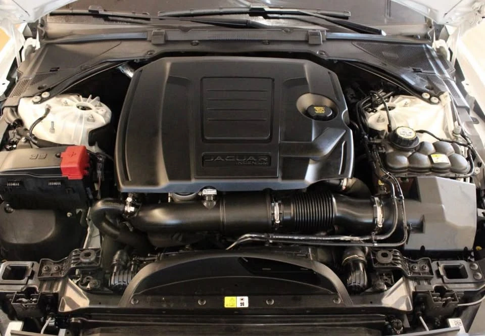 2020 Jaguar XE - Image 7 of 10