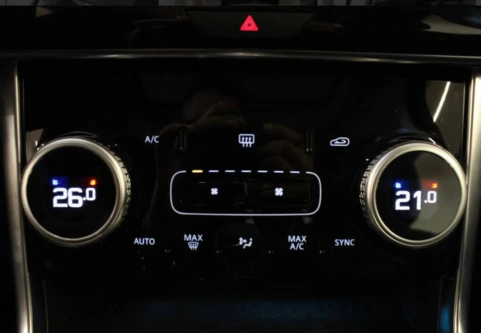 2020 Jaguar XE - Image 4 of 10