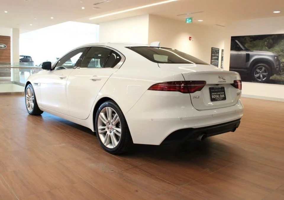 2020 Jaguar XE - Image 8 of 10