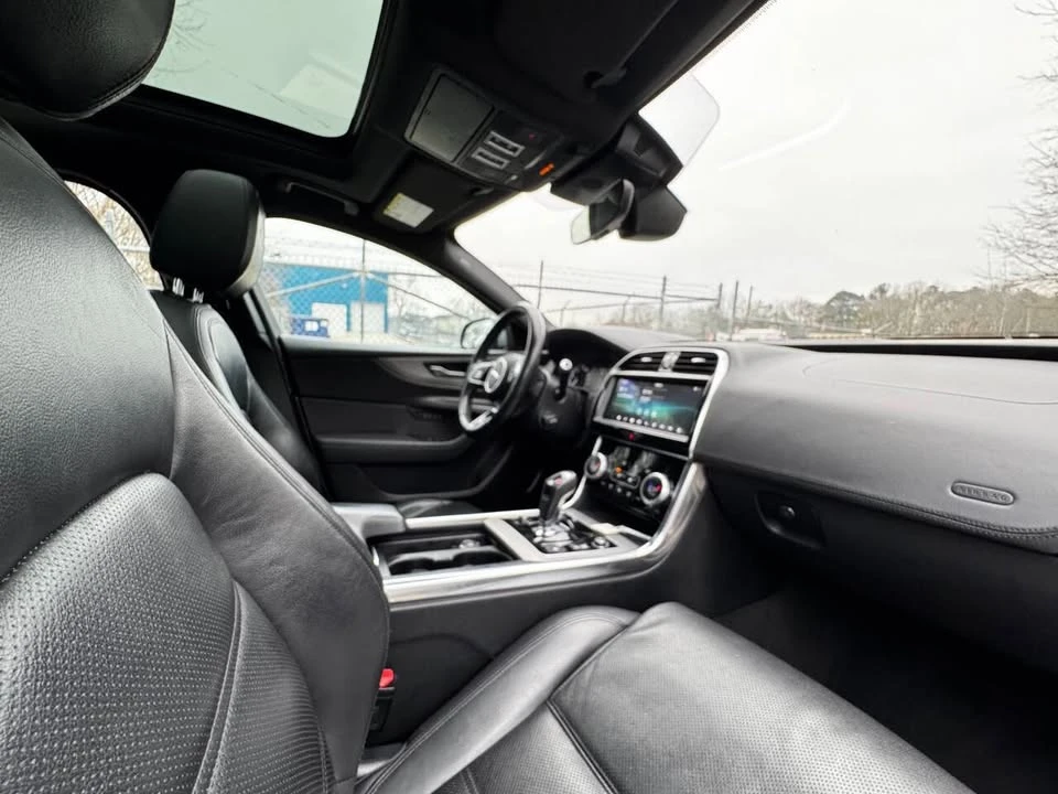 2020 Jaguar XE - Image 14 of 19
