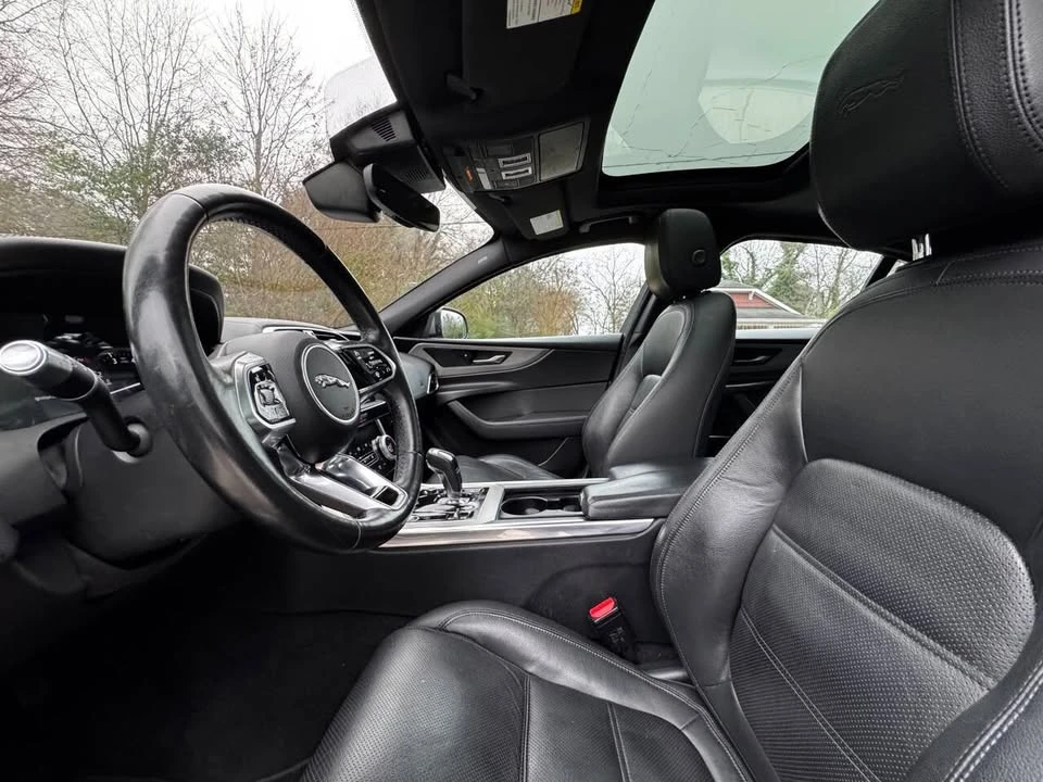 2020 Jaguar XE - Image 10 of 19
