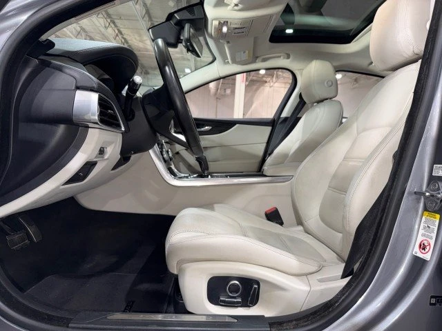2020 Jaguar XE - Image 8 of 19