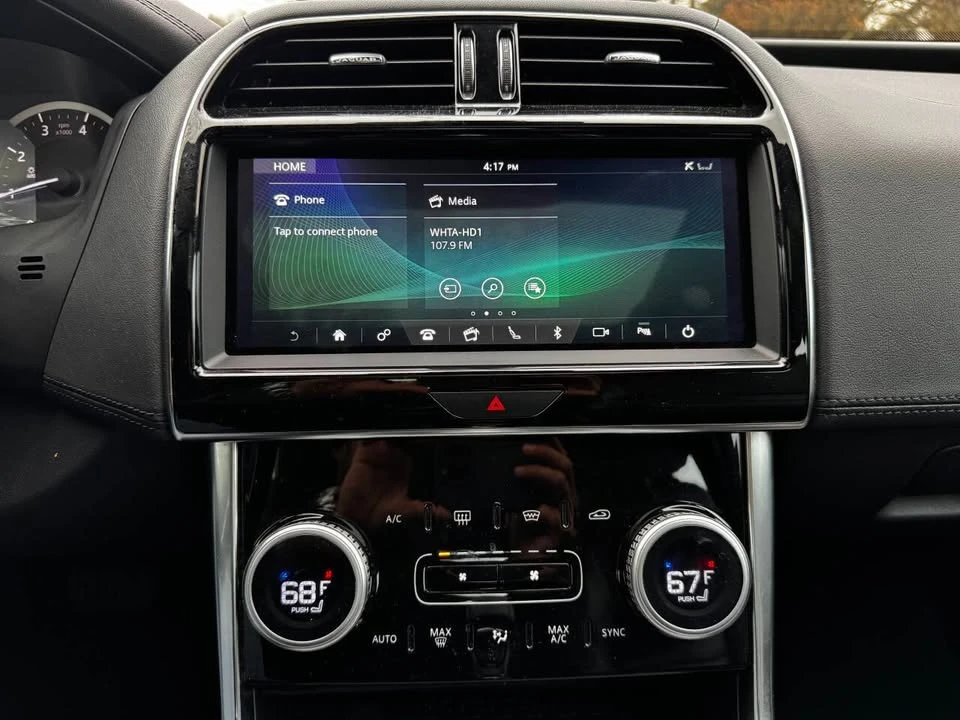 2020 Jaguar XE - Image 17 of 19