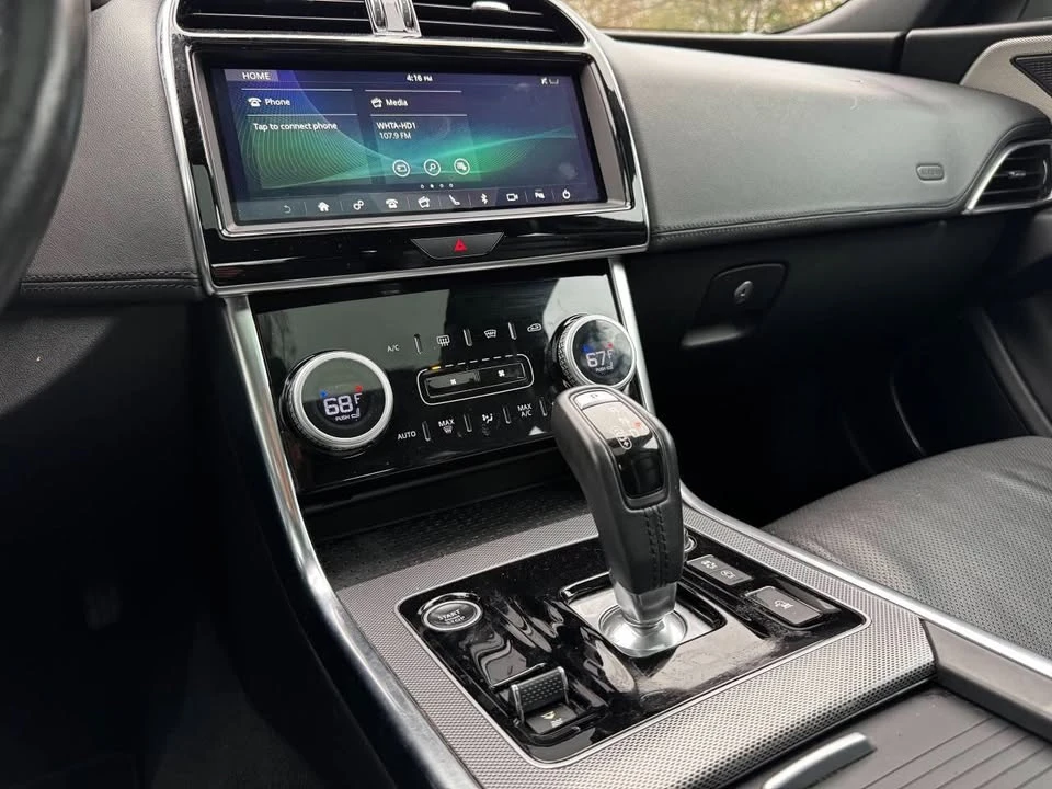 2020 Jaguar XE - Image 18 of 19