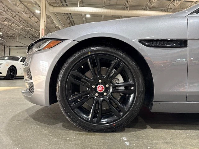 2020 Jaguar XE - Image 16 of 19