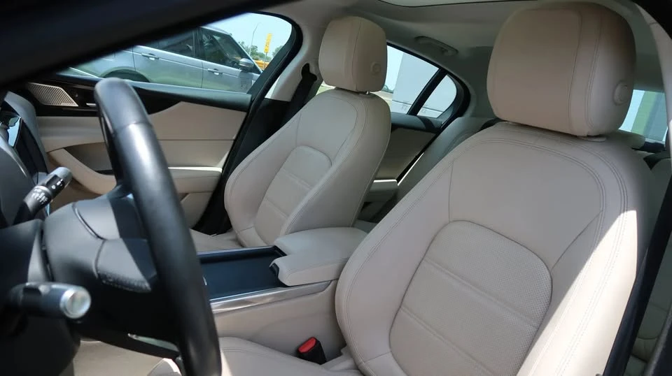 2020 Jaguar XE - Image 17 of 20