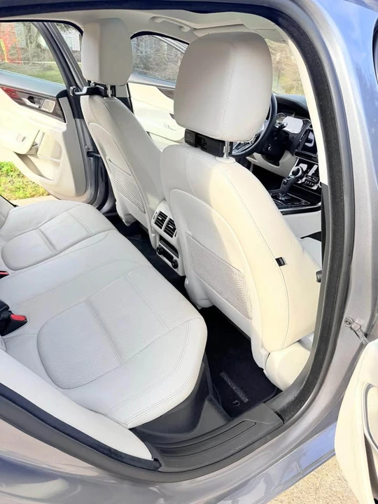 2020 Jaguar XE - Image 8 of 10