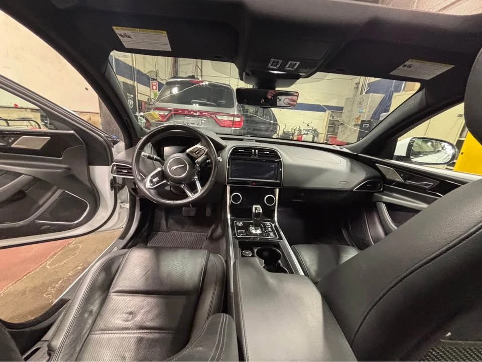 2020 Jaguar XE - Image 5 of 5