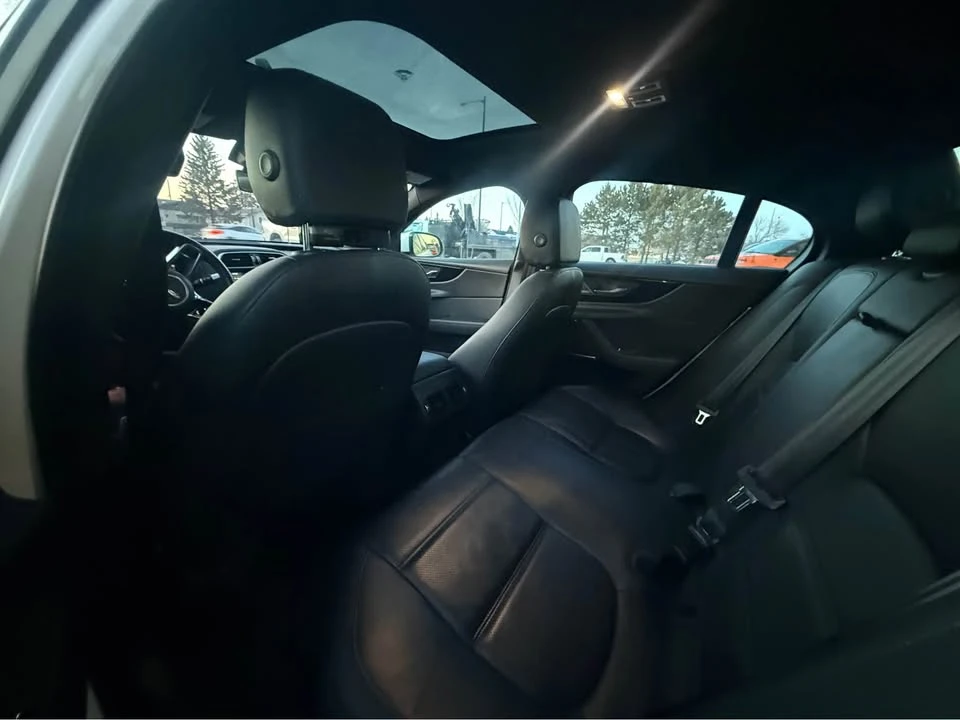 2020 Jaguar XE - Image 8 of 11