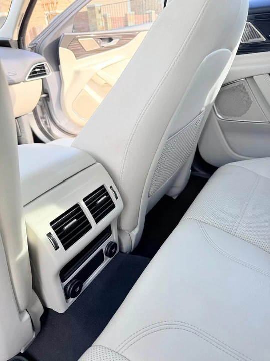 2020 Jaguar XE - Image 8 of 12