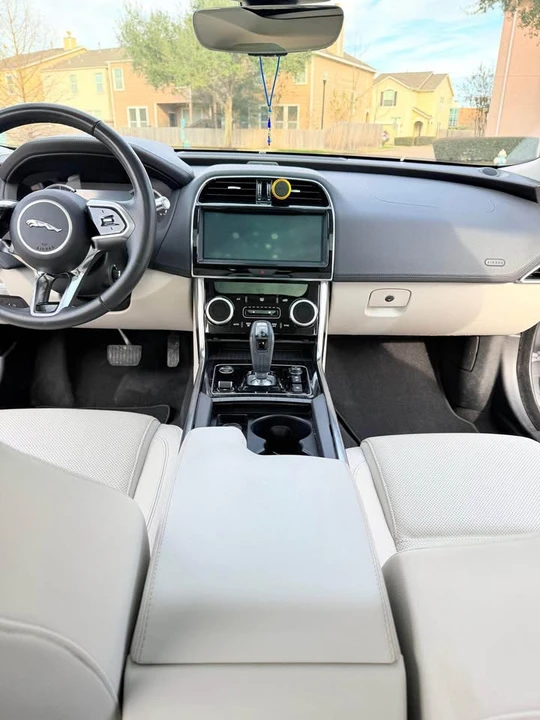 2020 Jaguar XE - Image 4 of 12