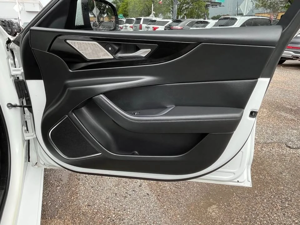 2020 Jaguar XE - Image 15 of 20