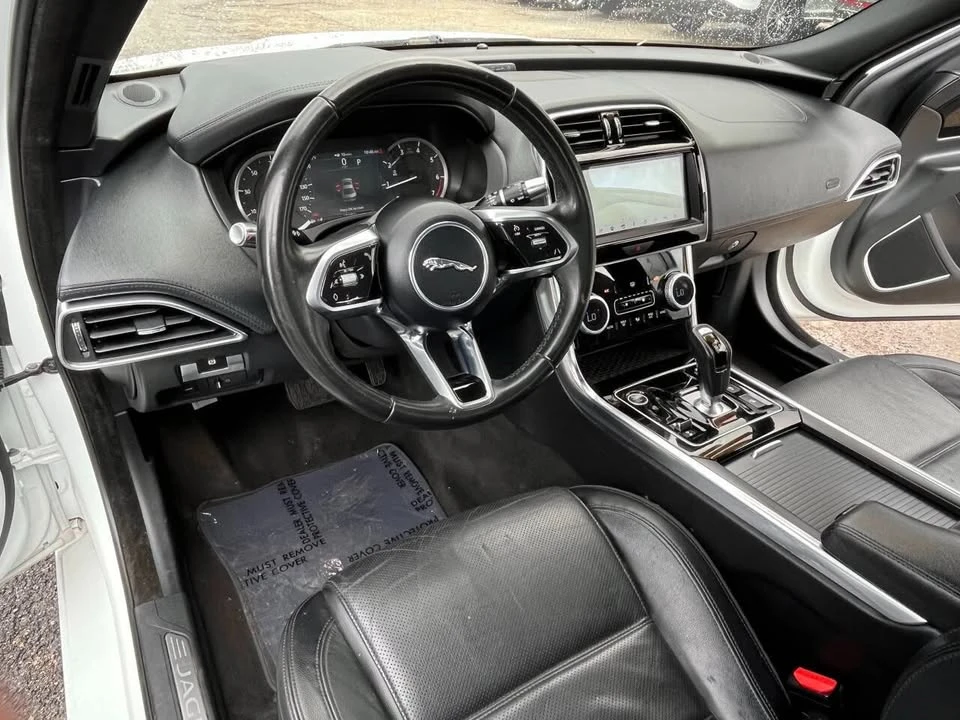 2020 Jaguar XE - Image 17 of 20