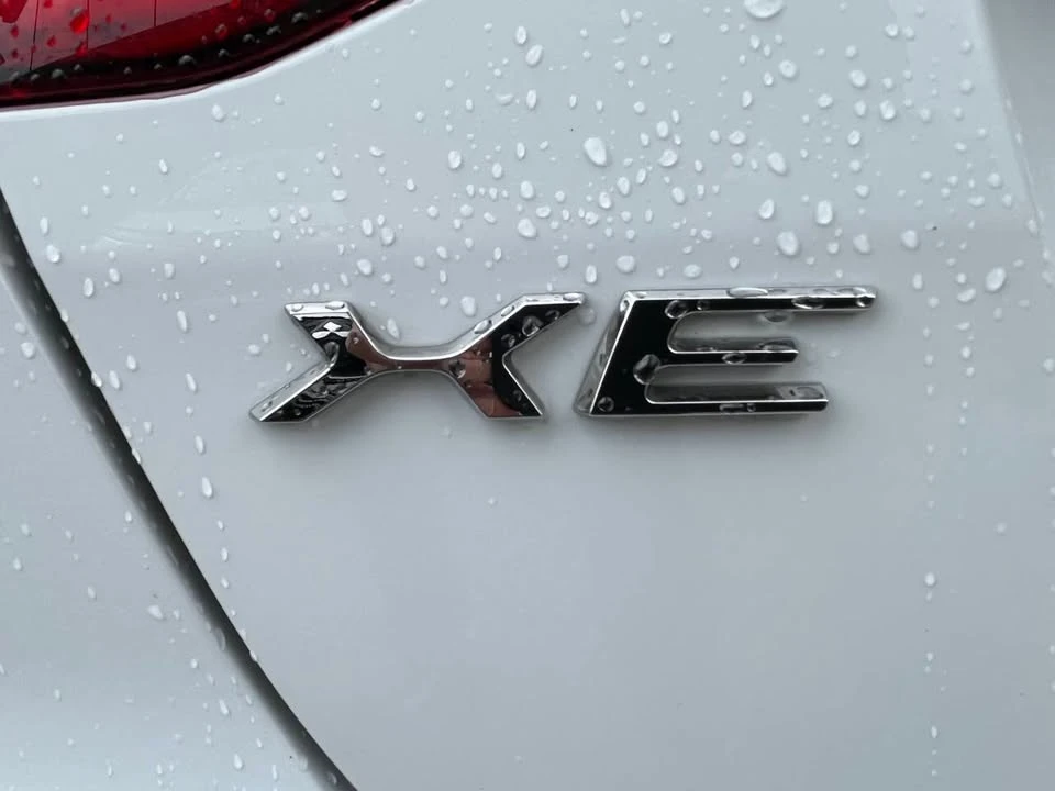 2020 Jaguar XE - Image 9 of 20