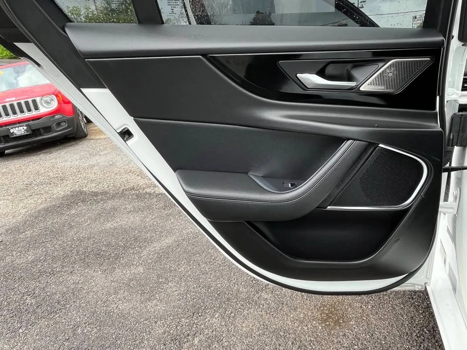 2020 Jaguar XE - Image 14 of 20